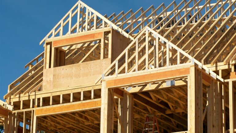 Construction résidentielle : les mises en chantier ralentissent au Canada en juin