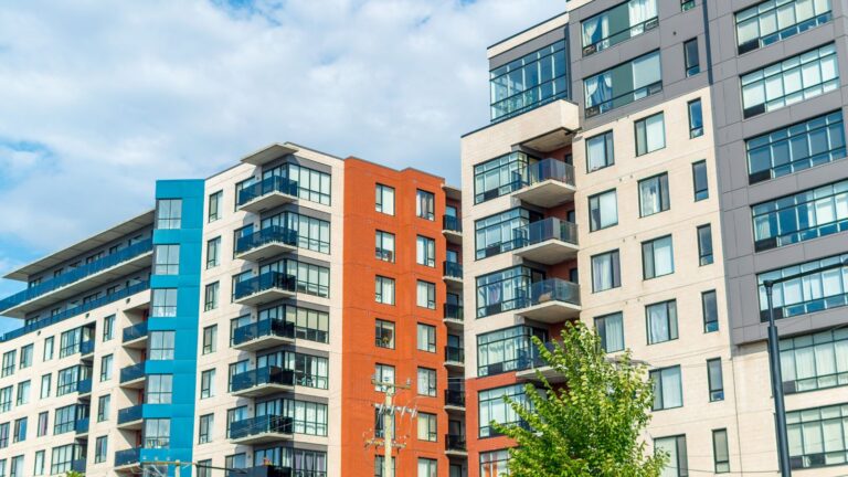 Acheter un condo à Montréal serait maintenant moins abordable qu’à Toronto, selon RBC