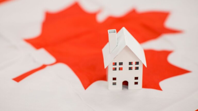 Acheter une maison au Canada : il faut maintenant presque deux fois le revenu médian
