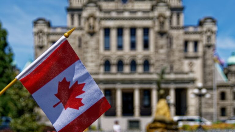 Taux d’intérêt : la Banque du Canada refuse de suivre la Fed… et pourrait surprendre les marchés