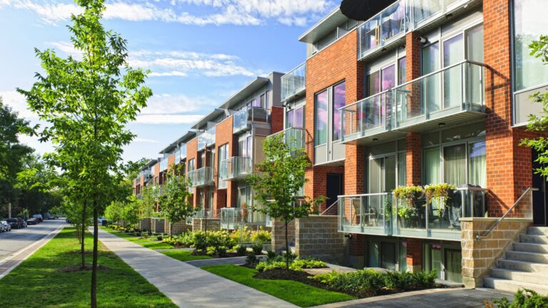 Immobilier au Québec : 21 % plus de propriétés à vendre, le marché commence à tourner en faveur des acheteurs