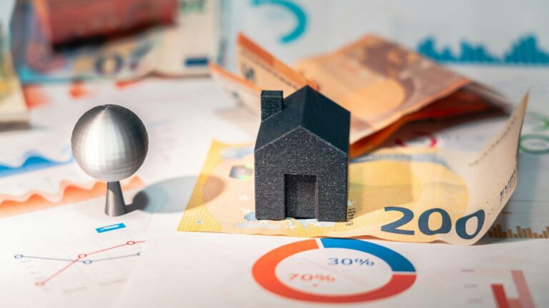 Immobilier : les prix au Canada tombent à leur plus bas niveau depuis 2023… mais le Québec résiste encore